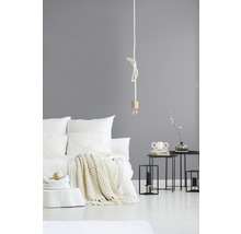 Schlafzimmer mit Bett, Decke, Nachttischen und Lampe