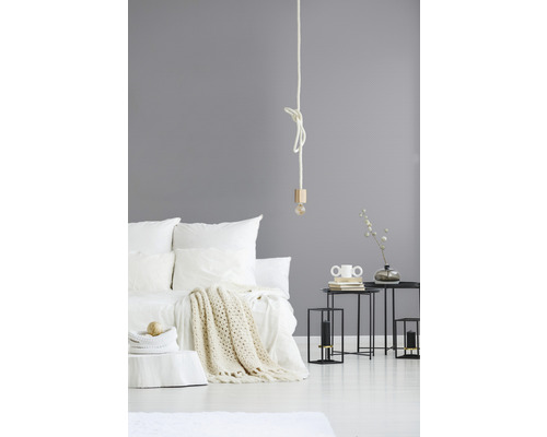 Schlafzimmer mit Bett, Decke, Nachttischen und Lampe