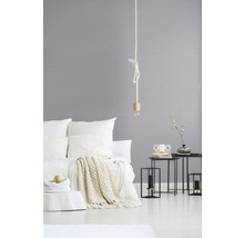 Schlafzimmer mit Bett, Nachttischen und Pendelleuchte