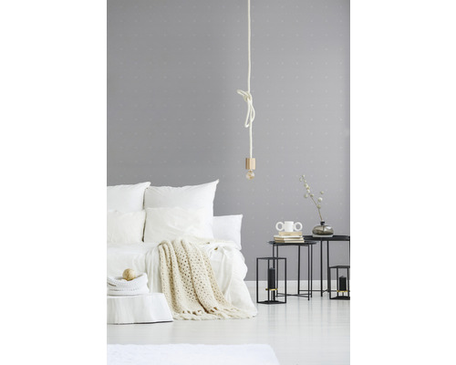 Schlafzimmer mit Bett, Nachttischen und Pendelleuchte