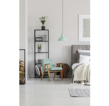 Schlafzimmer mit Bett, Sessel, Regal und Pendelleuchte