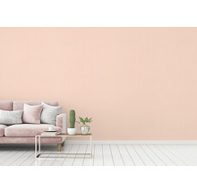 Wohnzimmer mit Sofa, Tisch und Zimmerpflanzen
