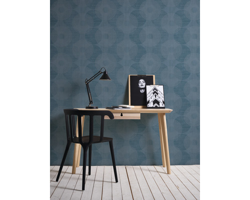 Szene mit Schreibtisch, Stuhl und blau gemusterter Tapete