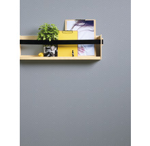 Wandregal mit Dekoration an einer grauen Wand