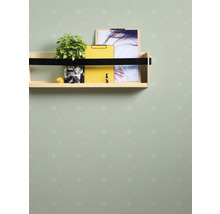 Wand mit geometrischer Tapete und Regal mit Dekoration