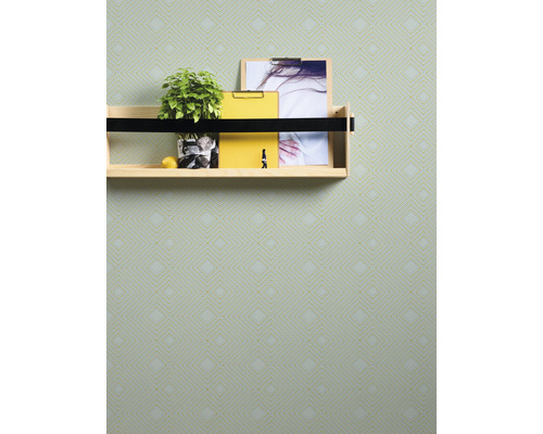 Wand mit geometrischer Tapete und Regal mit Dekoration