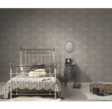 Schlafzimmer mit Bett, Nachttisch, Spiegel und gemusterter Tapete