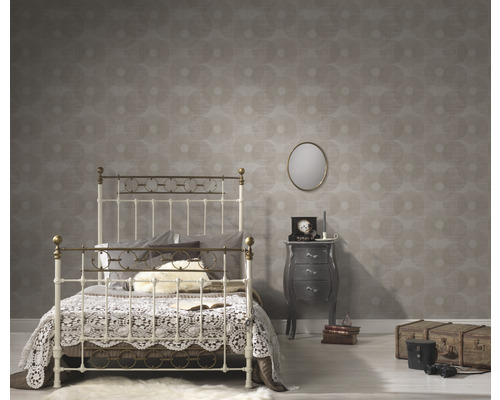 Schlafzimmer mit Bett, Nachttisch, Spiegel und gemusterter Tapete