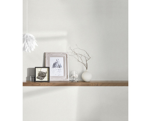 Helles Zimmer mit gemusterter Tapete, Holzregal und dekorativen Elementen