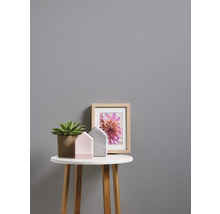 Dekorative Tapete mit feinem Muster im Interieur
