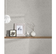 Dekorative Wandgestaltung mit Tapete, Regalen und Wohnaccessoires.