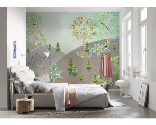 Schlafzimmer mit Bett und Fototapete mit Gartenmotiv