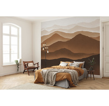 Schlafzimmer mit Fototapete Berglandschaft, Bett, Stehlampe und Sessel