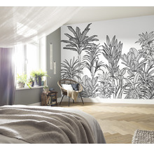 Schlafzimmer mit Dschungel-Tapete, Bett, Stuhl und Zimmerpflanzen