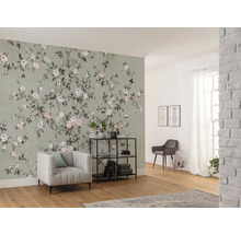 Wohnzimmer mit floral gemusterter Tapete, Sessel, Regal und Stuhl