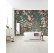 Badezimmer mit freistehender Badewanne und Tapete mit floralem Muster