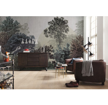 Wohnzimmer mit einer Fototapete mit Waldmotiv, einem Sideboard und Ledersesseln.