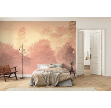 Schlafzimmer mit Fototapete mit Waldmotiv, Bett und Lampe
