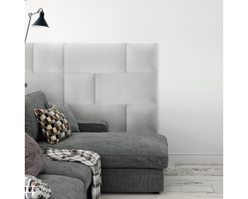 Wandkissen Kingston hellgrau Gewebte-Optik 30 x 30 cm Graues Sofa mit Stehlampe und Wandpaneelen im Wohnzimmer