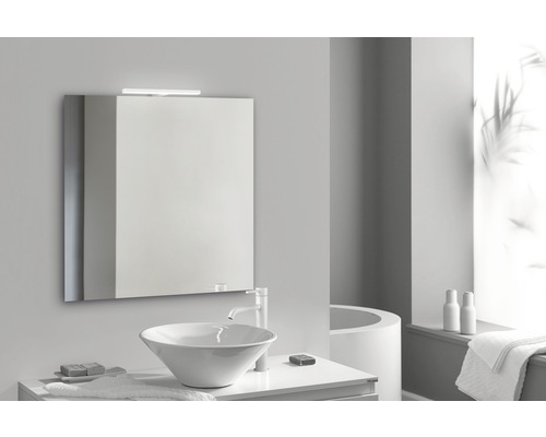 Modernes Badezimmer mit Spiegelschrank, Aufsatzwaschbecken und Badewanne.