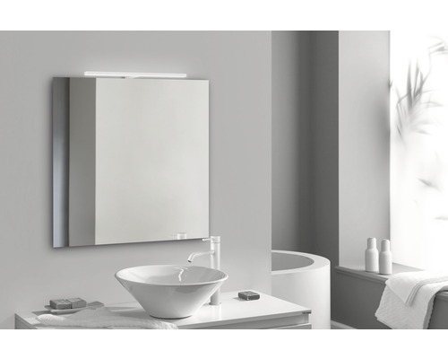 Badezimmer Szene mit Spiegelschrank, Waschbecken und Badewanne