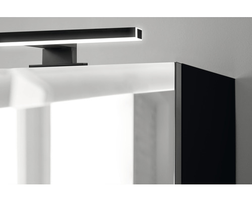 Detailaufnahme eines Spiegelschranks mit LED-Leuchte