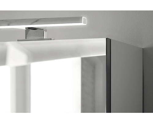 Detailaufnahme eines Badezimmerschranks mit Beleuchtung