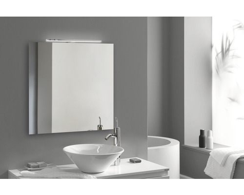 Helles Badezimmer mit weißem Waschtisch, Aufsatzwaschbecken, Spiegelschrank und Beleuchtung