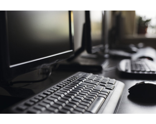 Computerarbeitsplatz mit Monitor, Tastatur und Maus