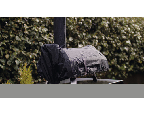 Abgedeckter Pizzaofen mit Schutzhülle im Außenbereich