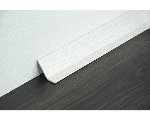 Sockelleiste aus Holz zwischen Wand und Boden