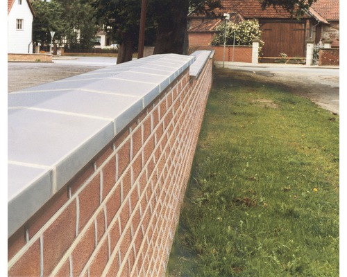 Eine Ziegelmauer mit Abdeckung im Außenbereich.