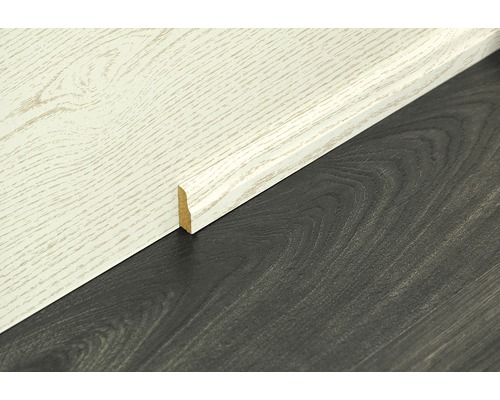 Sockelleiste aus Holz an Wand und Boden