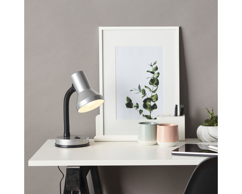 Schreibtisch mit Schreibtischlampe, Bilderahmen und Dekoration