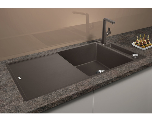 Küchenspüle aus Verbundwerkstoff mit Abtropffläche und Wasserhahn