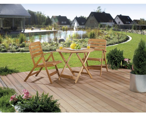 Gartenszene mit Holztisch und zwei Holzstühlen auf einer Terrasse