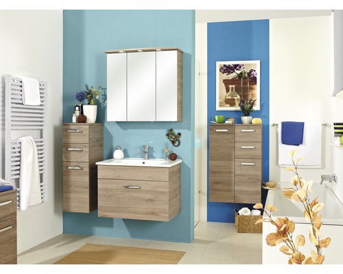 Badezimmer mit Waschtisch, Spiegelschrank und Seitenschränken in Holzoptik