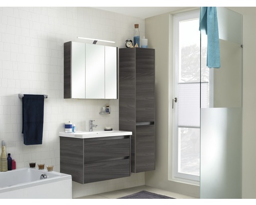 Modernes Badezimmer mit Waschtisch, Spiegelschrank und Hochschrank
