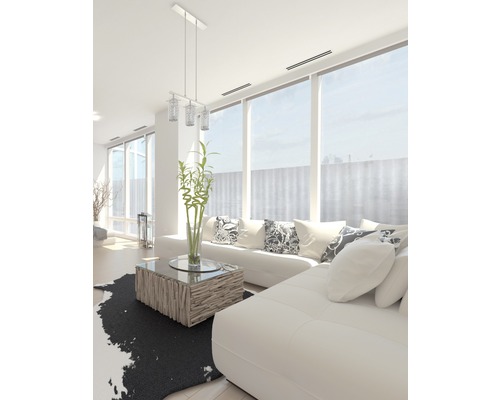 Helles Wohnzimmer mit Sofa, Couchtisch und großem Fenster