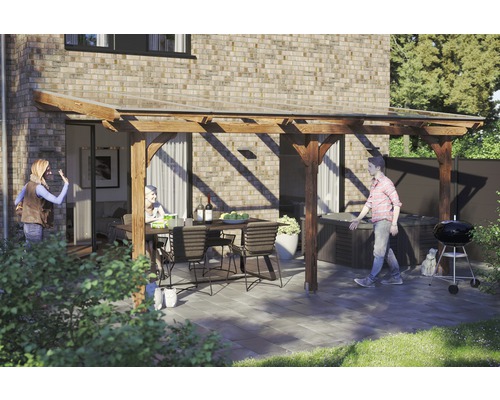 Terrassenüberdachung SKAN HOLZ Rimini 541x350 cm nußbaum Szene mit Holzterrasse, Gartentisch, Grill und Whirlpool im Garten
