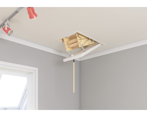 Ausgeklappte Bodentreppe mit Zugstange in einem Raum