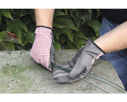 Gartenarbeitshandschuhe bei der Verwendung von Bindedraht im Garten.