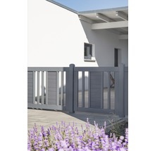 Grauer Gartenzaun vor einem weißen Haus und lila Blumen