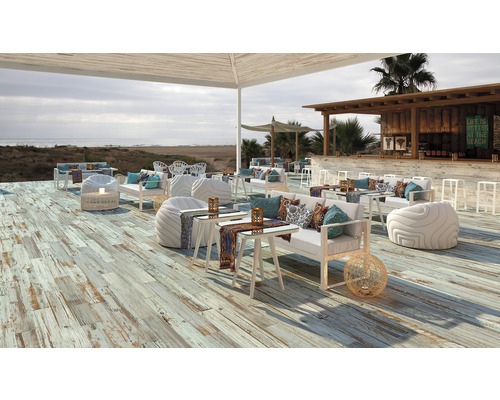 Außenbereich mit Lounge Möbeln und Holzboden