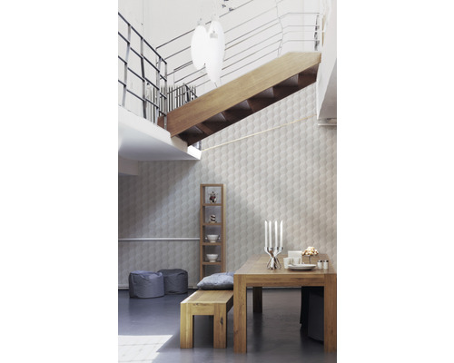 Helles Wohnzimmer mit Holztisch, Sitzbank, Regal und Treppe