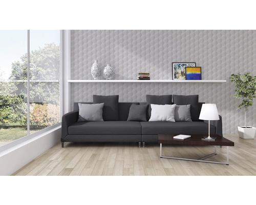 Wohnzimmer mit grauer Couch, Kissen, Tisch, Lampe, Regal, Dekorationen und strukturierter Wand