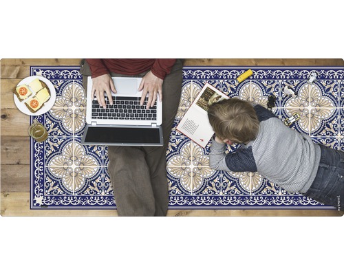 Dekorativer Bodenschutz mit Fliesenmuster, Person mit Laptop und Kind beim Spielen