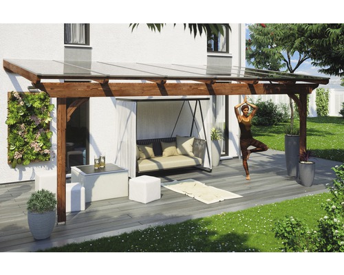 Terrassenüberdachung SKAN HOLZ Ravenna 648x350 cm nußbaum Überdachte Terrasse mit Holzrahmen, Gartenmöbeln und einer Person, die Yoga macht