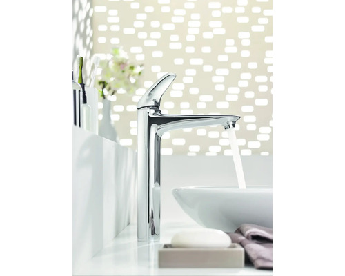 Modernes Badezimmer mit verchromter Armatur, Waschbecken und Seife