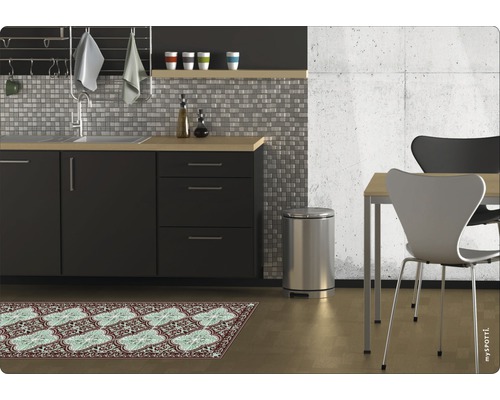 Küche mit Spüle, Mülleimer und Läufer